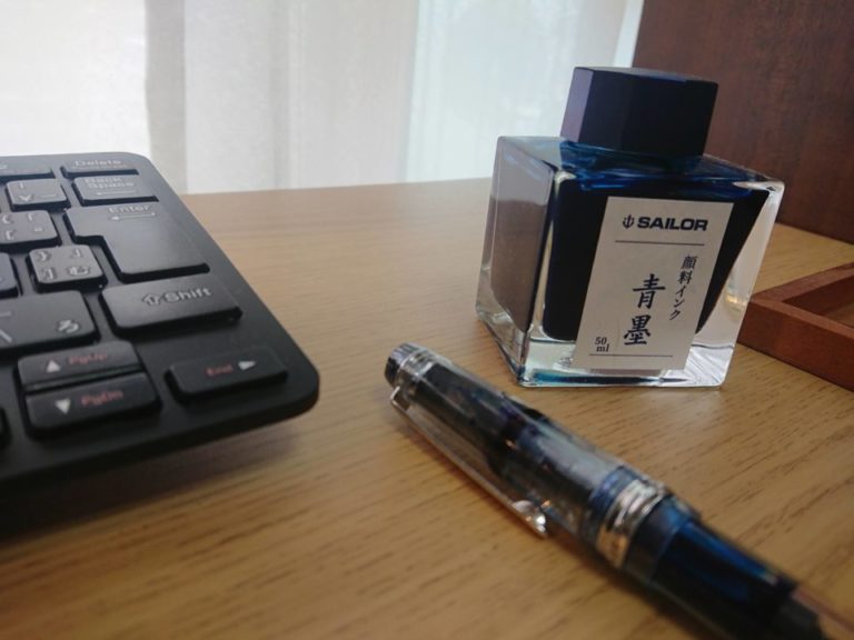 パイロットの万年筆にセーラーの顔料インク【青墨】いれてみた