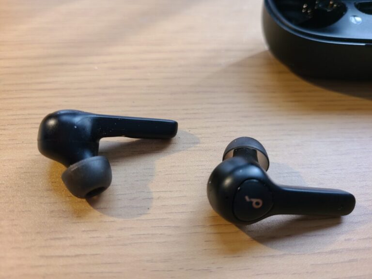 出先でもストリーミングで音楽鑑賞。　Anker のSoundcore Life P2を使ってます。