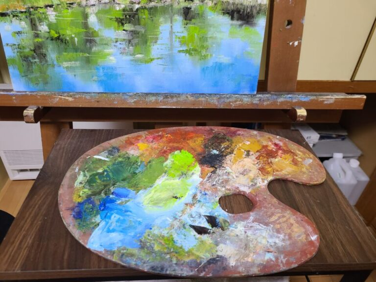 正面にパレットを置いて描く