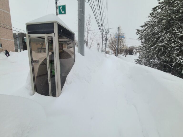 吹きだまりによる大雪で