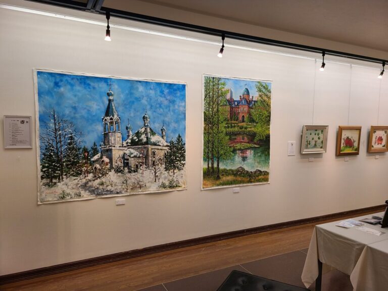 「2月・真冬の楽描き展～おとなたちの冬休み」の展示状況