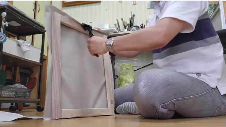 ガンタッカーでキャンバス貼る動画