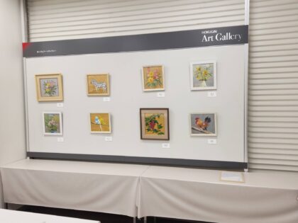 仲 浩克 色紙のみの油彩画展の様子